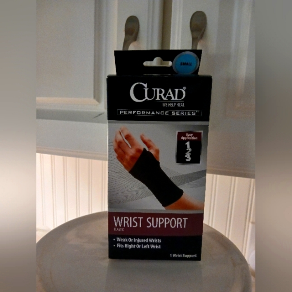 Curad performance series size small wrist support.